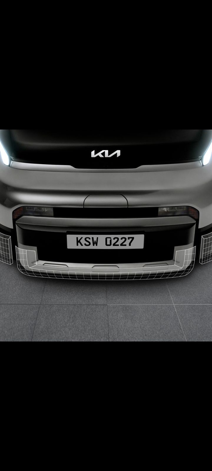 Nahaufnahme der vorderen Stoßstange und des unteren Kühlergrills des Kia PV5 Cargo.